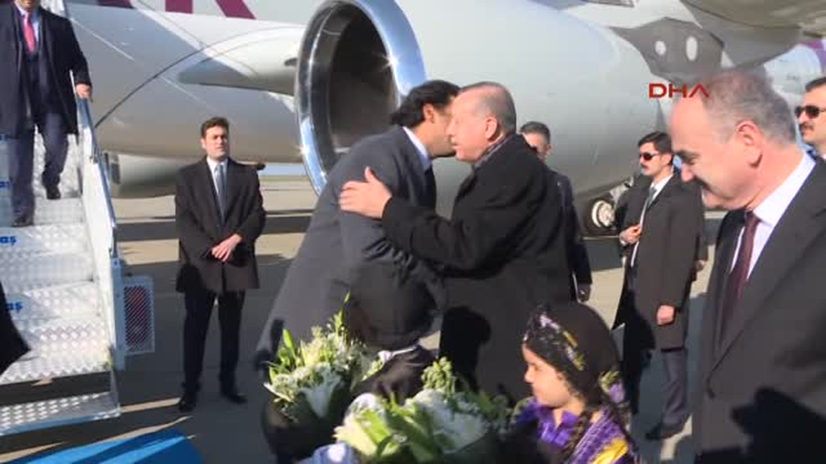 Trabzon Cumhurbaşkanı Erdoğan Katar Emirini Uçağın Merdivenlerinde Karşıladı