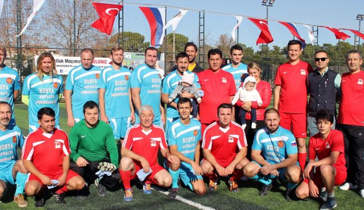 Türk ve Rus Protokolü Teröre Karşı Dostluk Maçı Yaptı