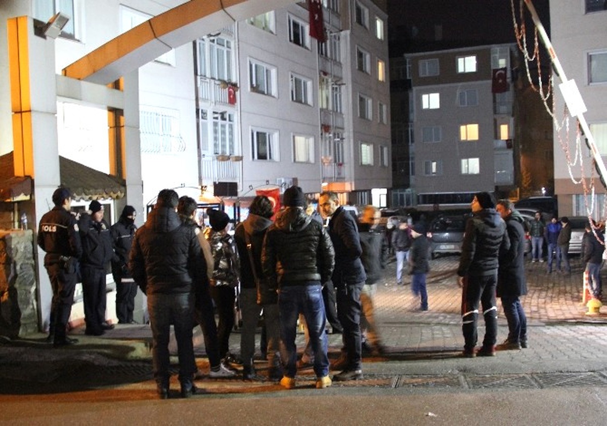 Ümraniye\'de Şehit Düşen Polisin Evi Taziye İçin Gelenlerle Doldu