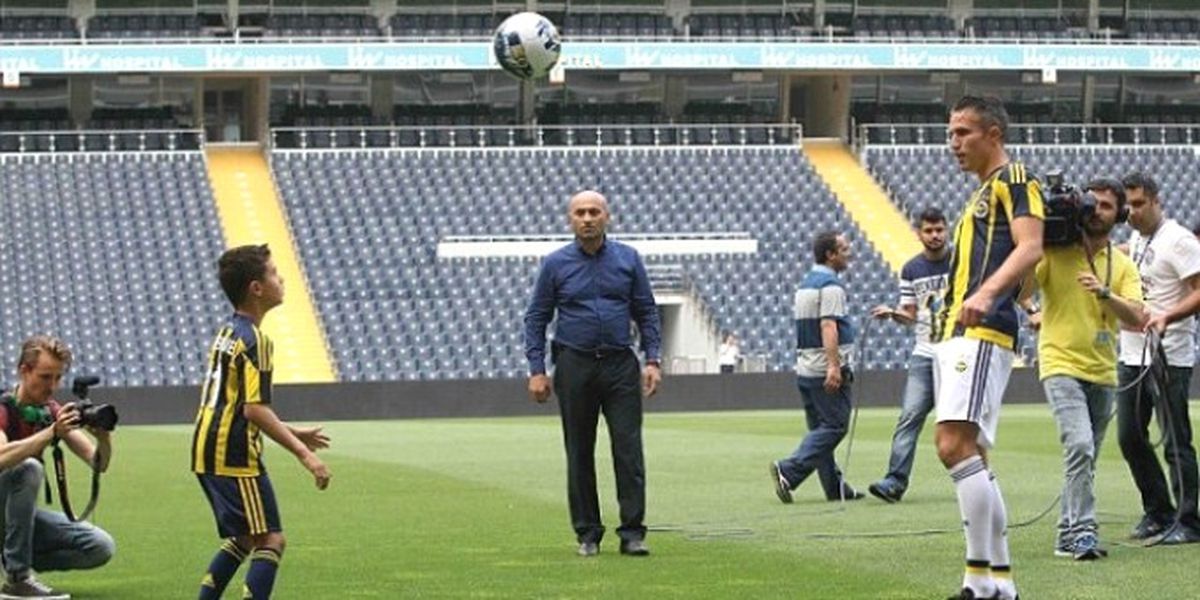 Van Persie\'den Sow\'a Göz Dağı!