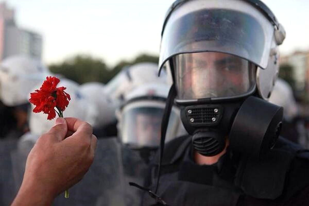 Veteran Futbolculardan Polise Karanfil