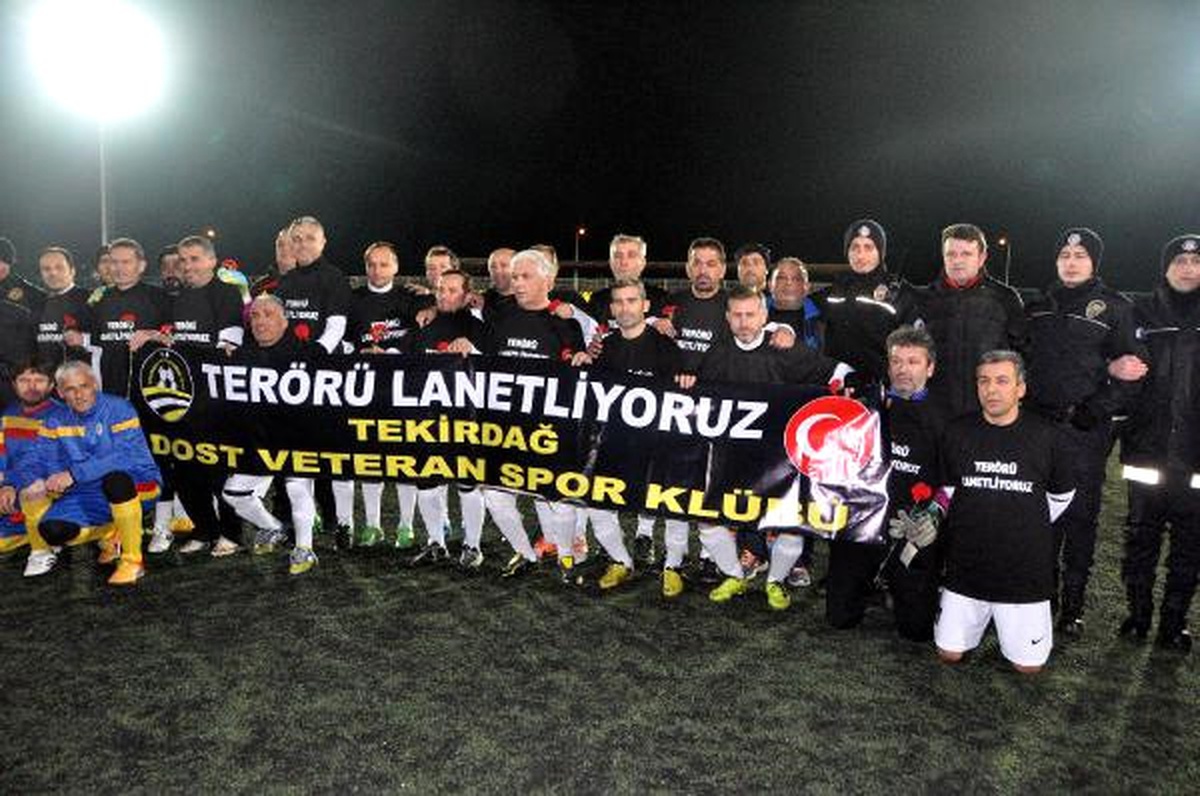 Veteran Oyuncular, Polise Çiçek Verip, Sarıldı
