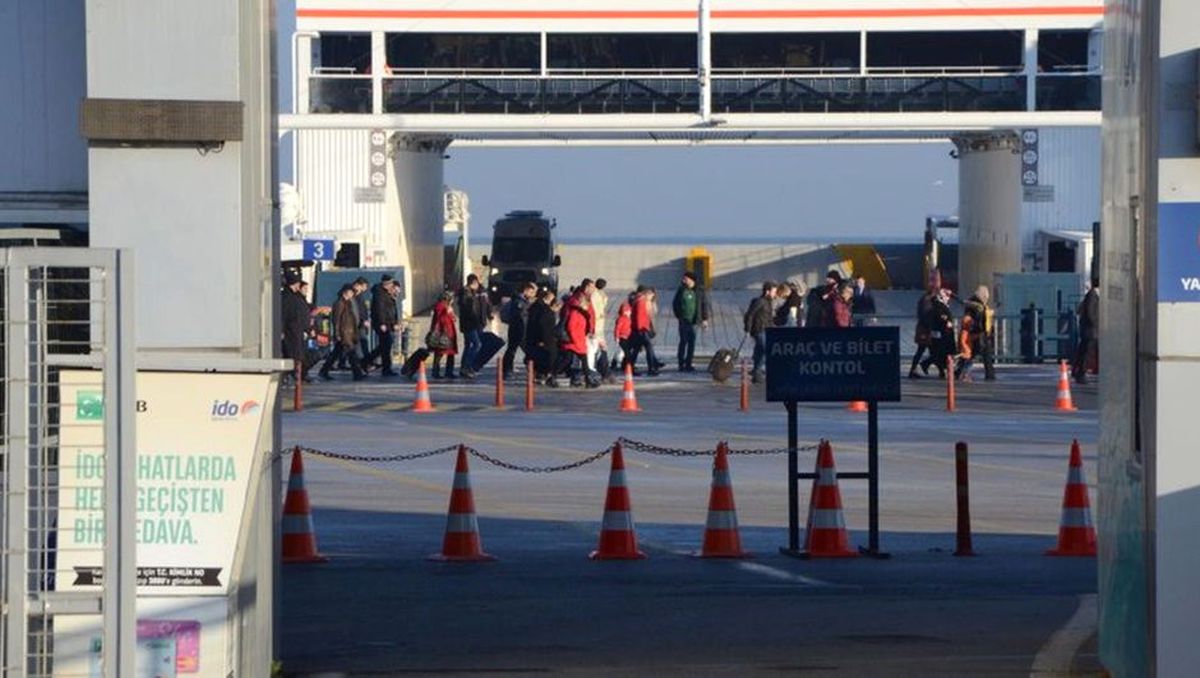Yalova\'da Araba Vapuru İskeleye Çarptı: 8 Yaralı