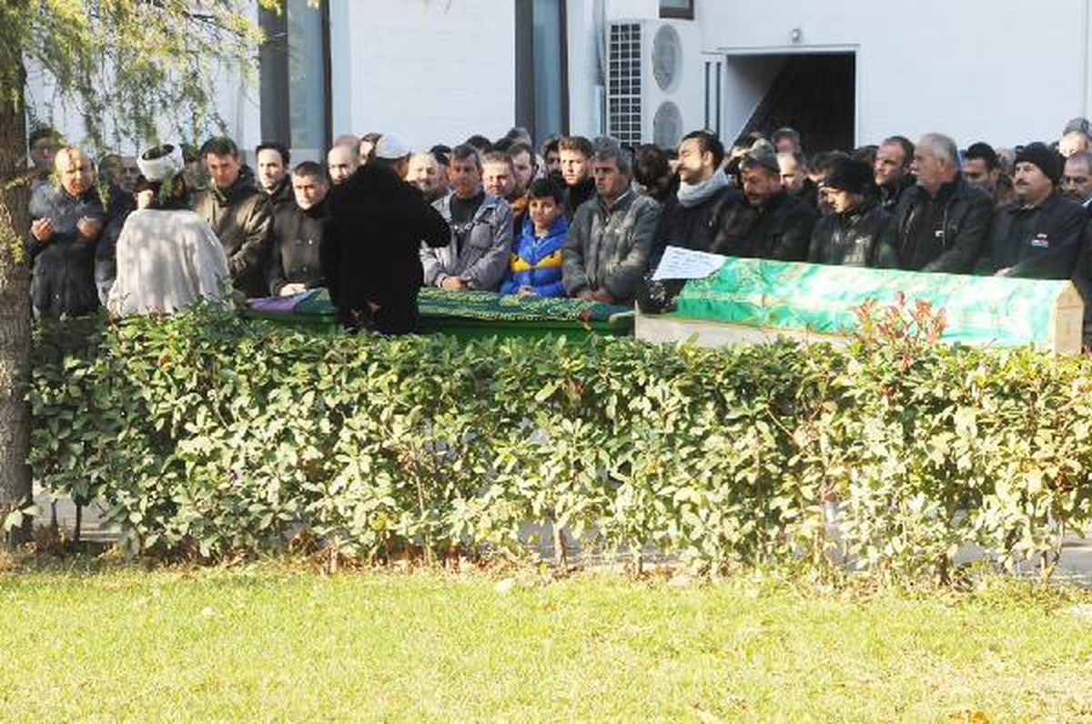 Yalova\'da Öldürülen Anne ve Kızı Defnedildi