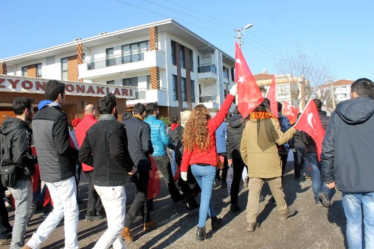Yalova\'da Vatandaşlar Dev Türk Bayrağı ile Yürüdü