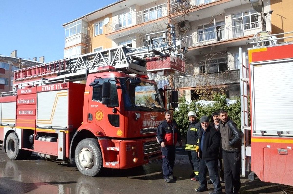Yanan Evden Anne ve 3 Çocuğunu Seyyar Satıcı Kurtardı