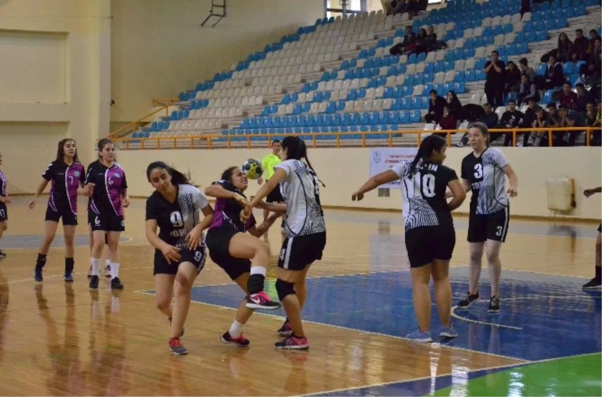 Adana\'da Okullararası Genç Kızlar Hentbol Müsabakaları