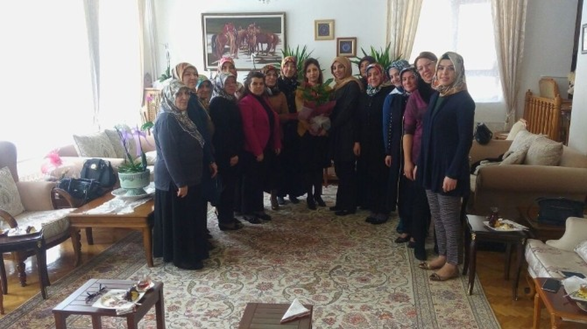 Ak Partili Kadınlar Vali Aktaş\'ın Eşi Sonül Aktaş\'ı Ziyaret Etti