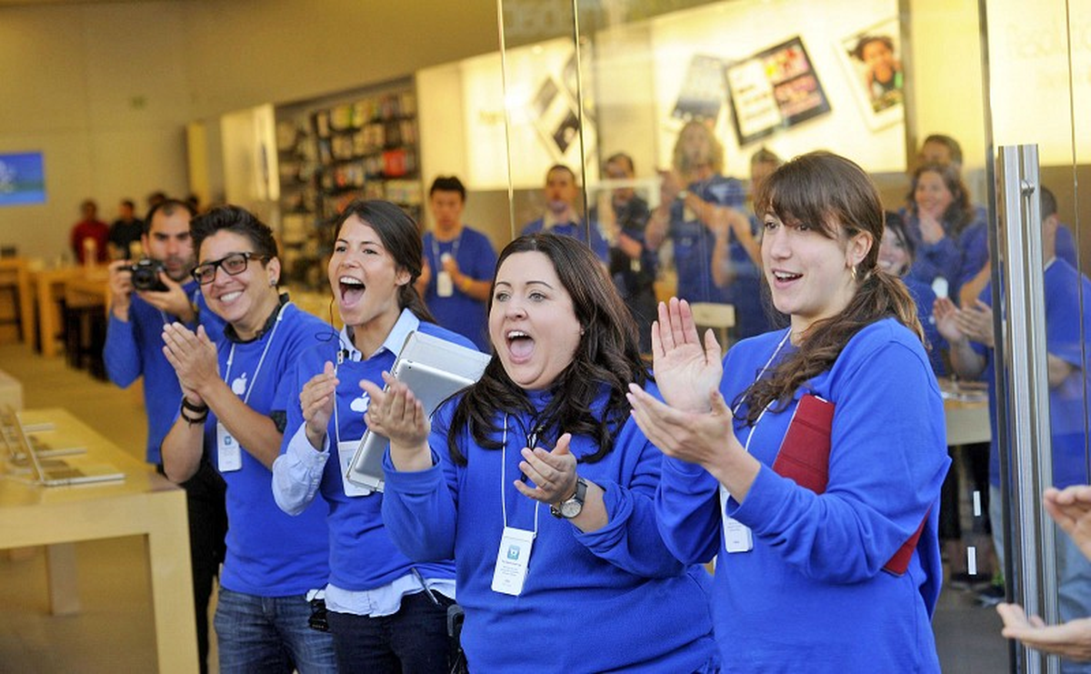 Apple, Çalışanlarına Yenildi!