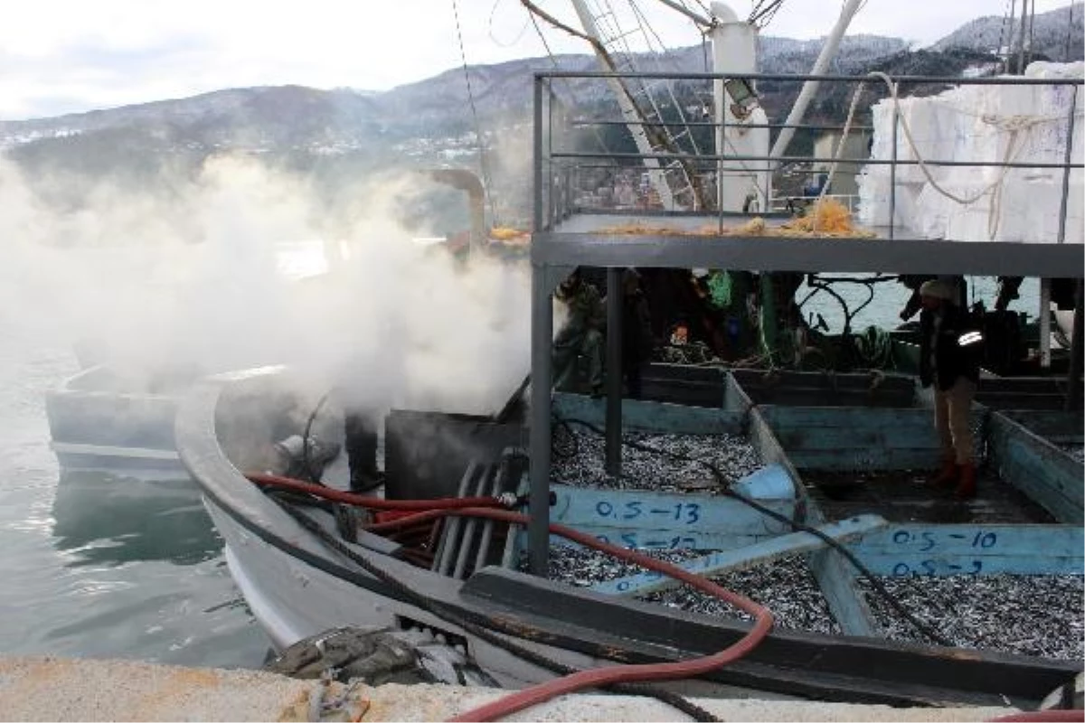 Balıkçı Teknesindeki Yangını İtfaiye Söndürdü