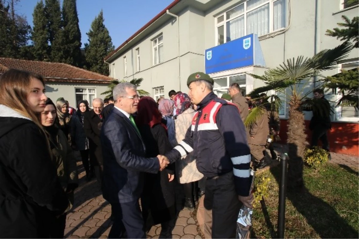 Başkan Akcan ve Öğrencilerden Jandarmaya Taziye Ziyareti