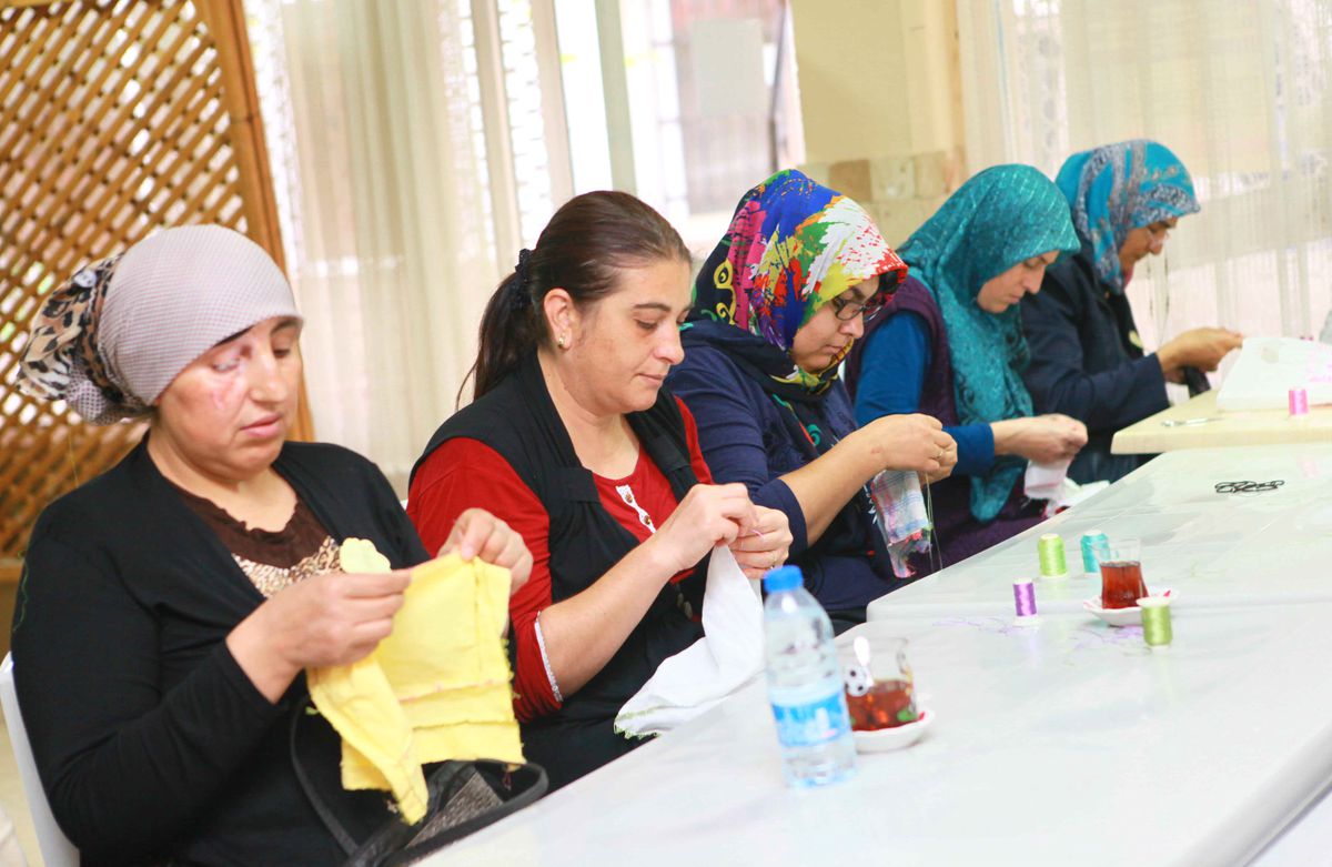 Bayraklı\'da kurslar kadınları meslek sahibi yapıyor