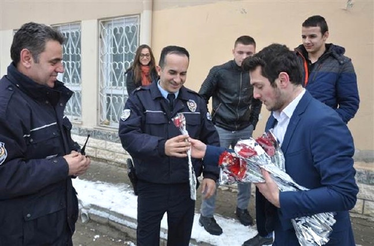 Beyşehir\'de Polise Bayrak ve Çiçek Sürprizi