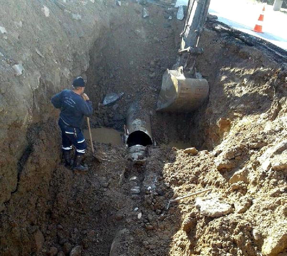Bitez\'de İçme Suyu Hattı Patladı