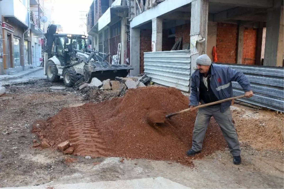 Bornova\'da Yol Çalışmaları Aralıksız Sürüyor