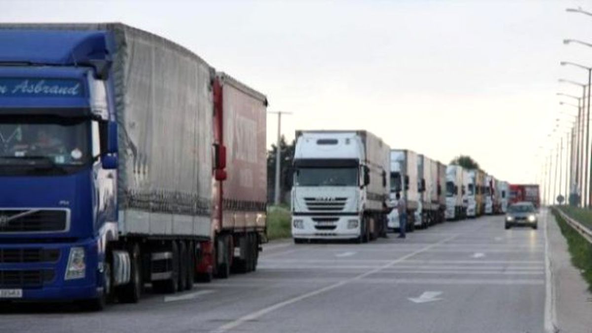 Bulgaristan\'a Açılan Sınır Kapılarında Tır Yoğunluğu