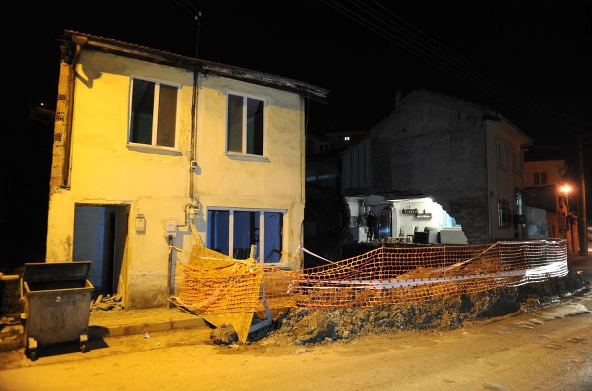 Bursa\'da İki Katlı Binanın Yan Duvarı Çöktü
