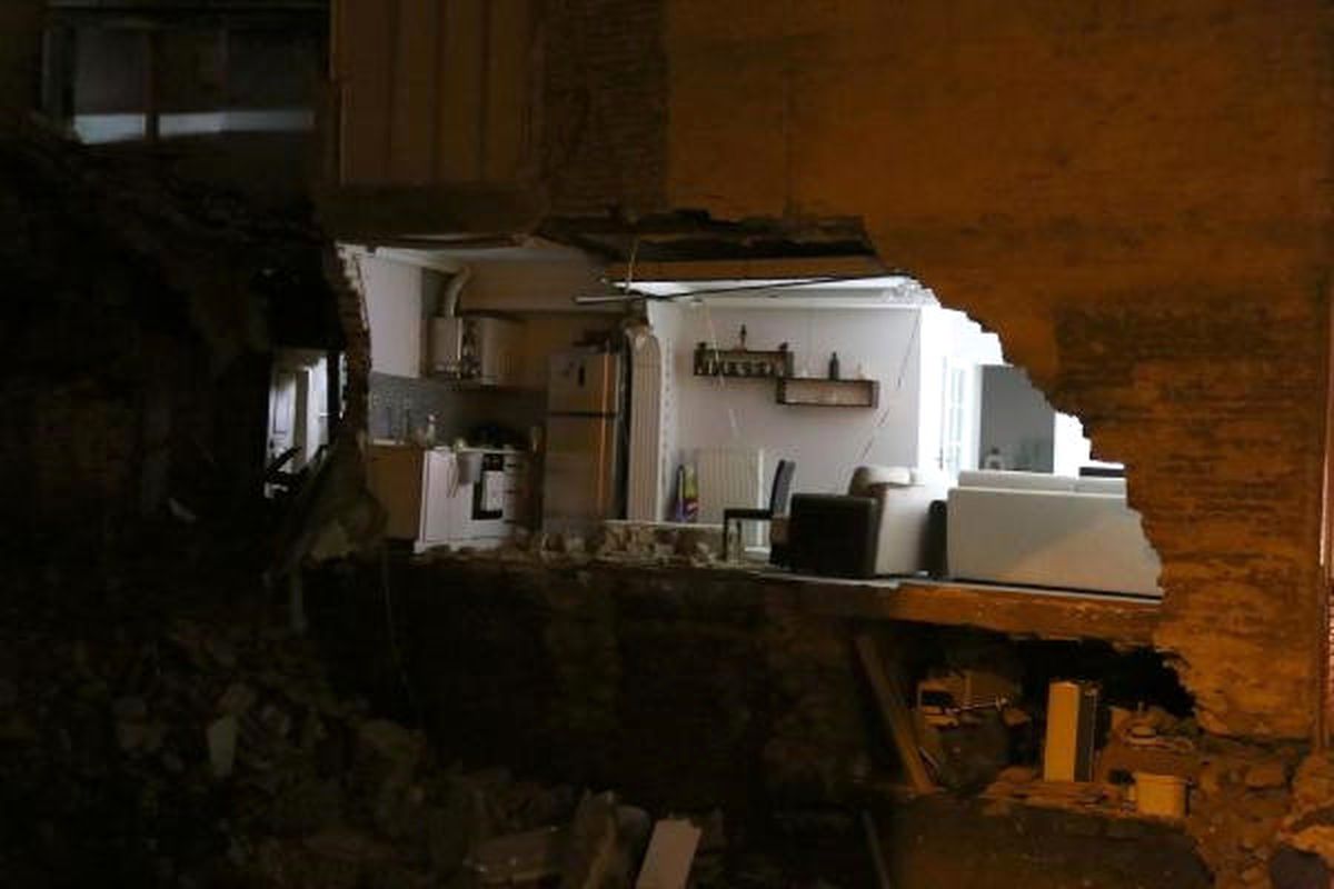 Bursa\'da Yanında Temel Kazılan 2 Katlı Binanın Yan Duvarı Çöktü