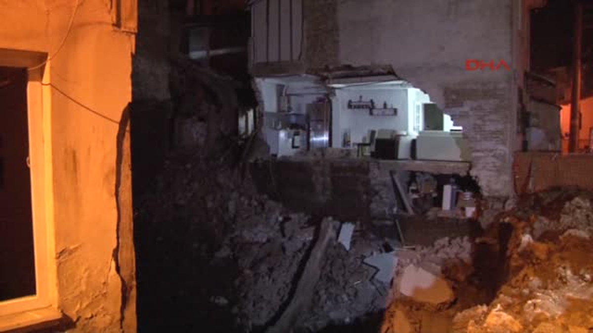 Bursa\'da Yanında Temel Kazılan 2 Katlı Binanın Yan Duvarı Çöktü