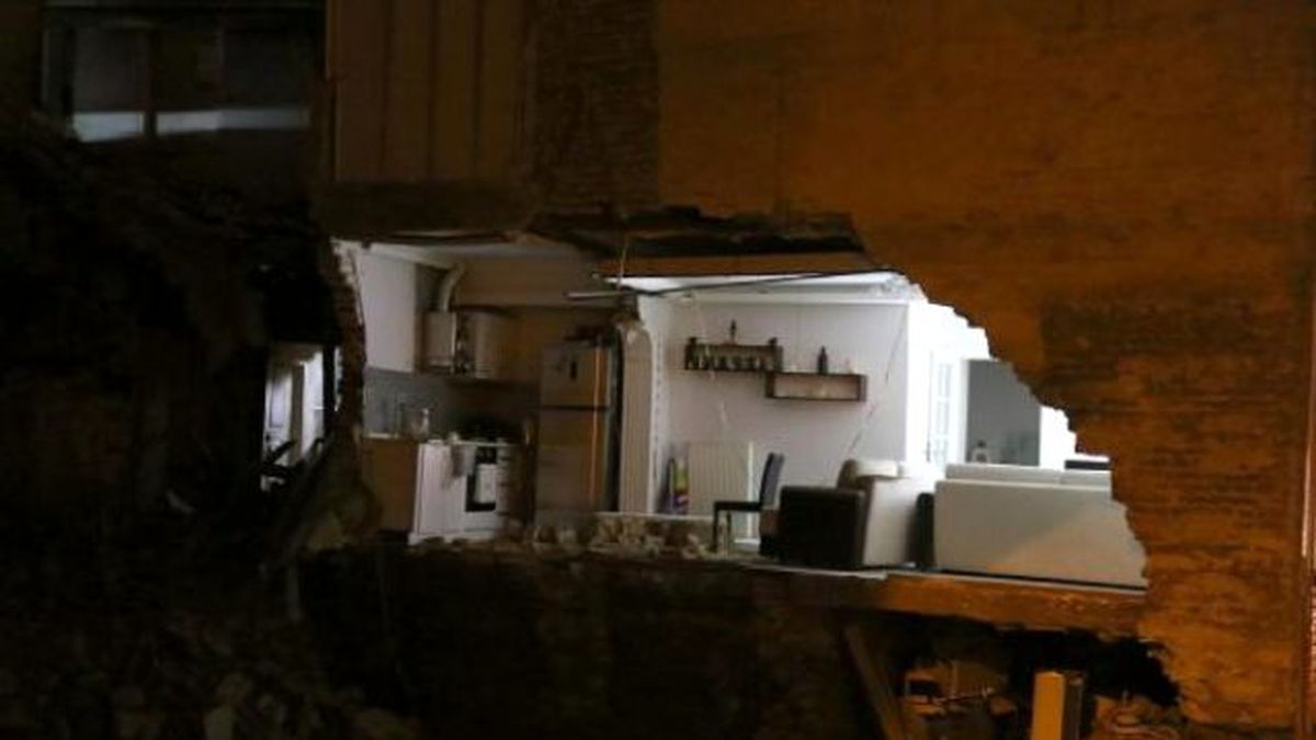 Bursa\'da Yanında Temel Kazılan 2 Katlı Binanın Yan Duvarı Çöktü (2)