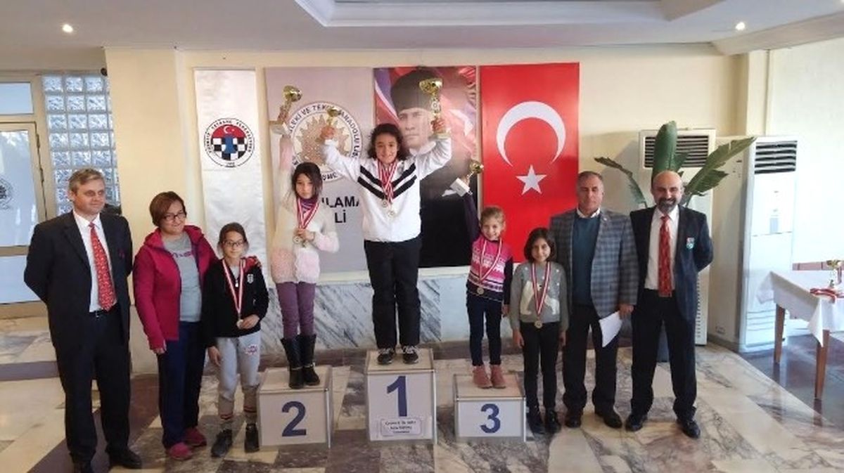 Çeşme\'de Satranç Turnuvalarına Yoğun İlgi