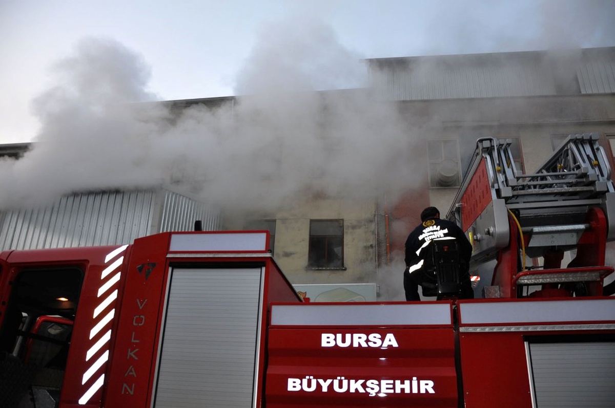 Dha Yurt - İnegöl Mobilya Sanayi\'nde Korkutan Yangın (3)