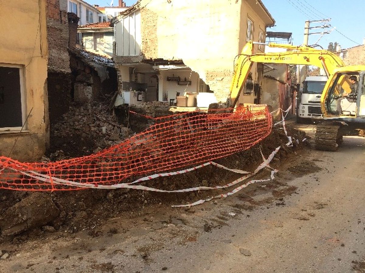 Duvarı Çöken Evin Mutfağı ve Salonu Açıkta Kaldı