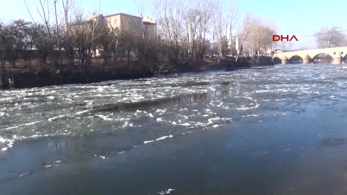 Edirne\'de Tunca Nehri Buz Tuttu