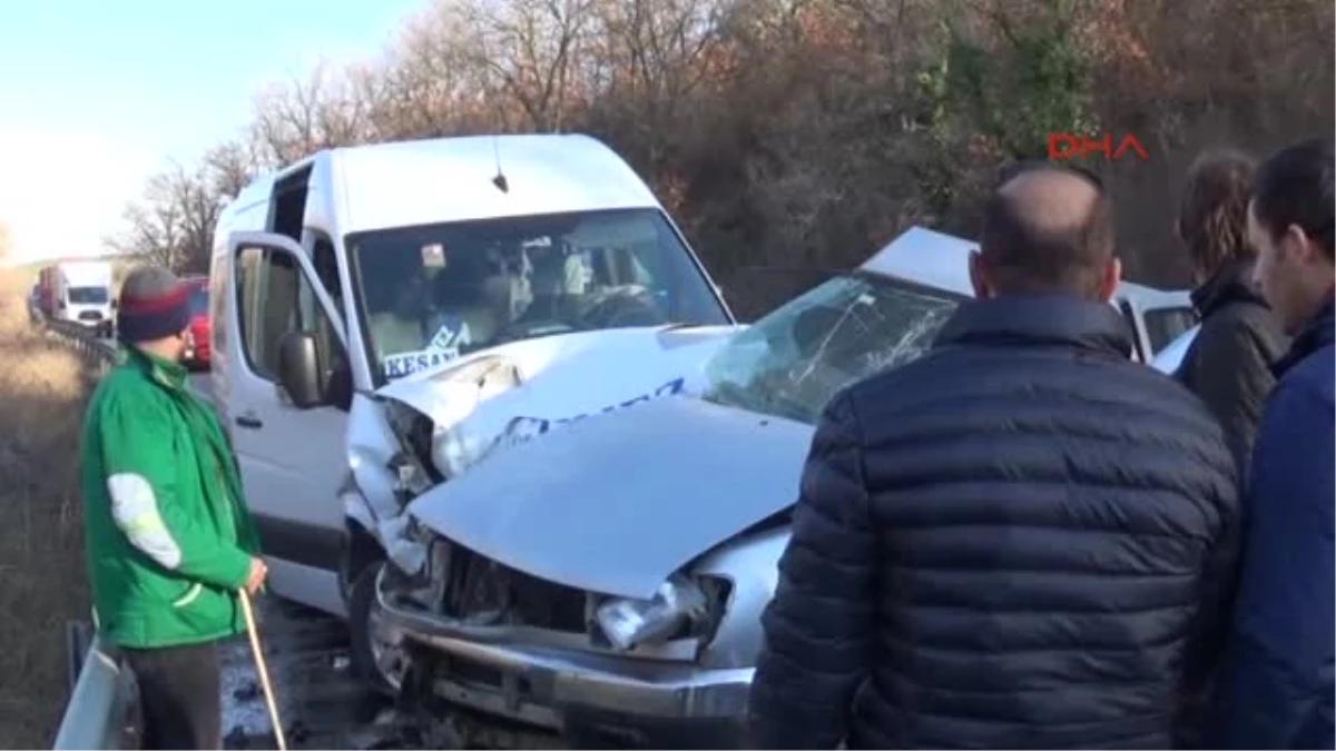 Edirne - Keşan\'da Yolcu Minibüsüyle Kamyonet Çarpıştı: 8 Yaralı