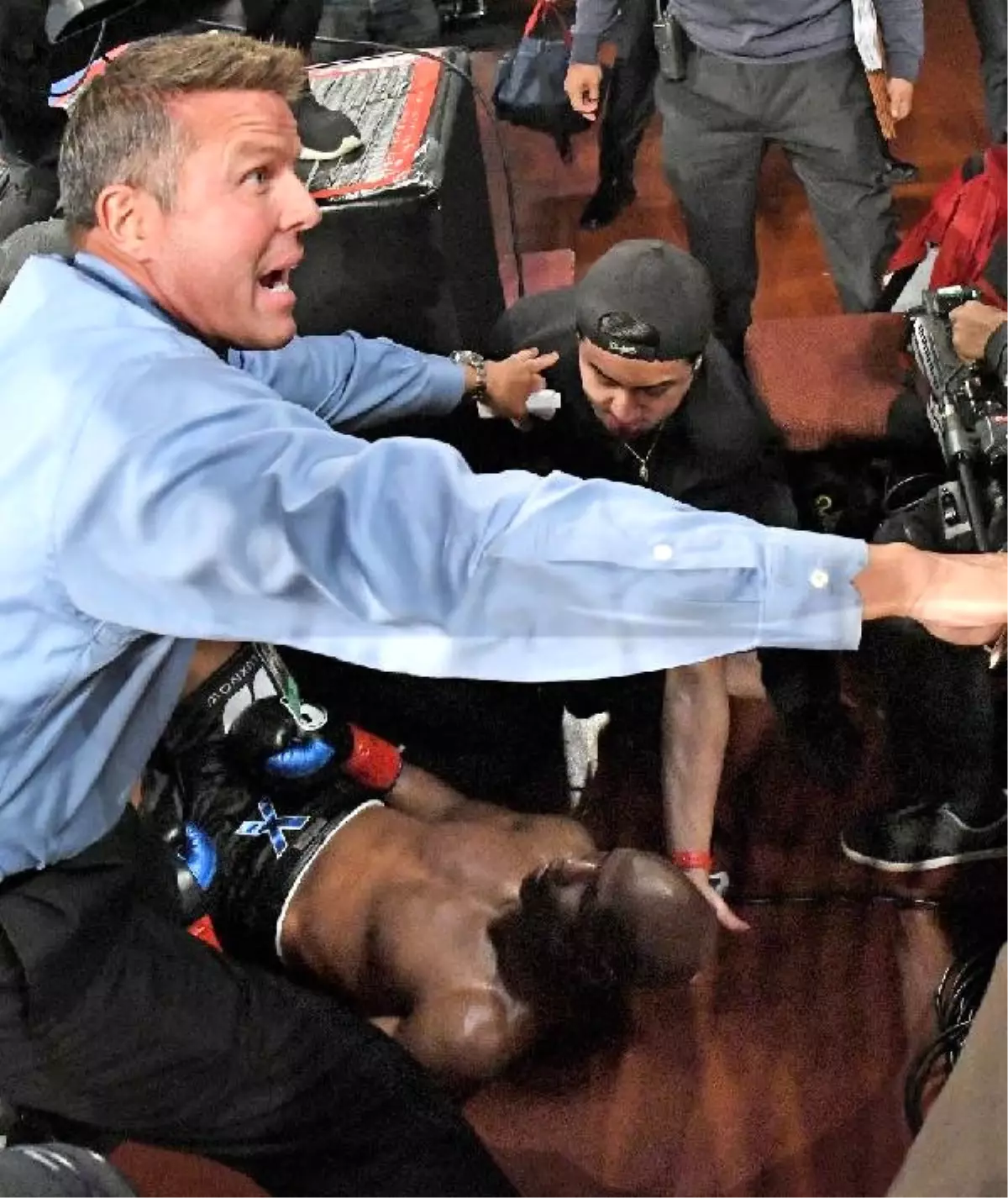 Efsane Boksör, Son Maçında Ringden Düştü