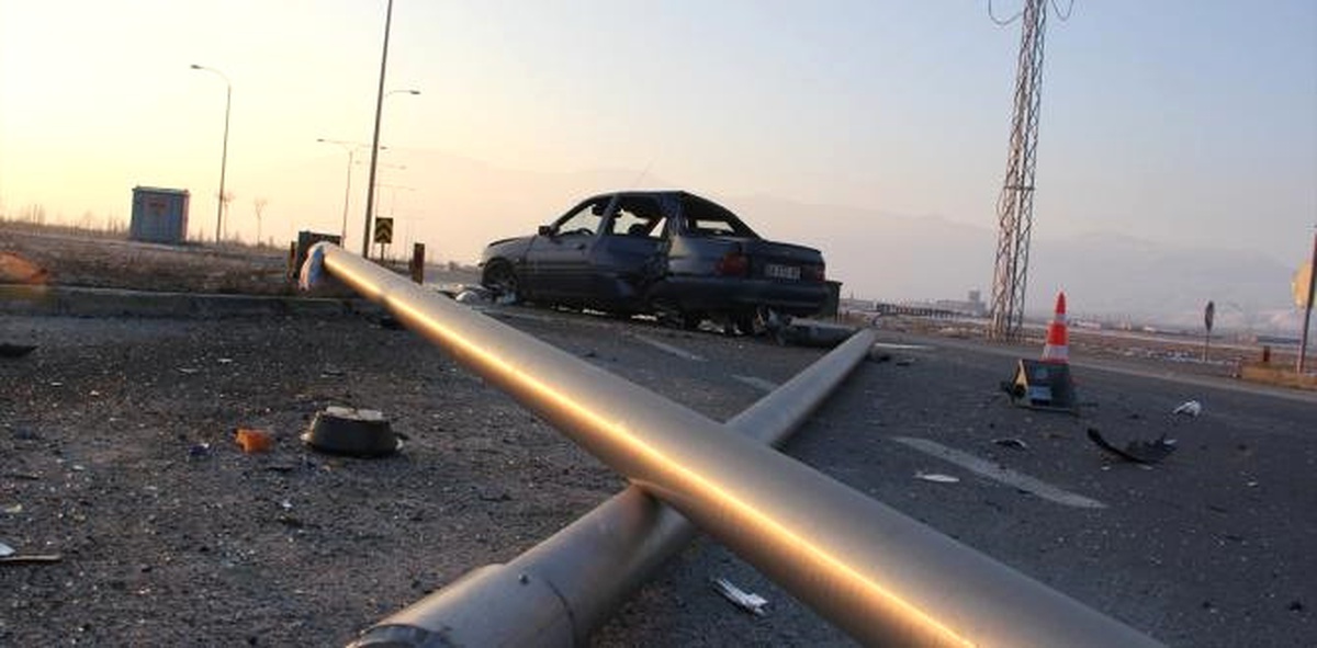 Erzincan\'da Otomobil Aydınlatma Direğine Çarptı: 5 Yaralı