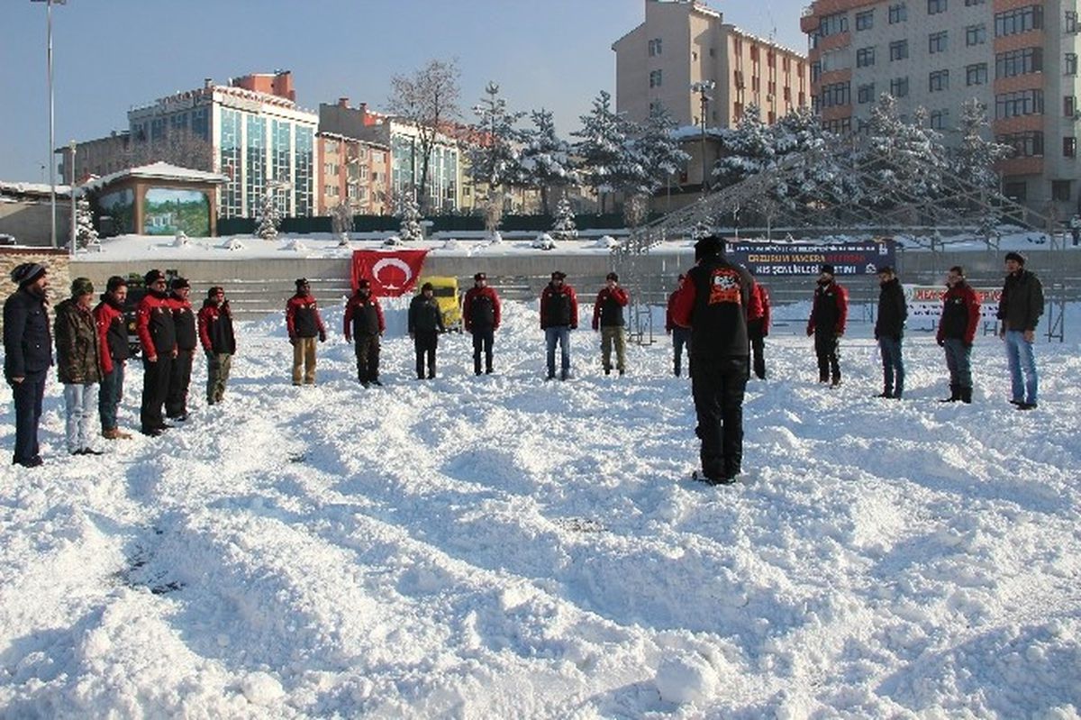 Erzurum\'da Kar Üzerinde Lastik Raftingi