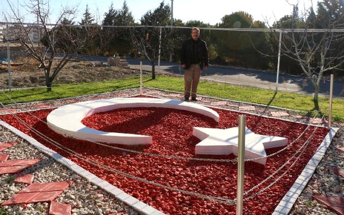 Ev Bahçesine Taştan Türk Bayrağı