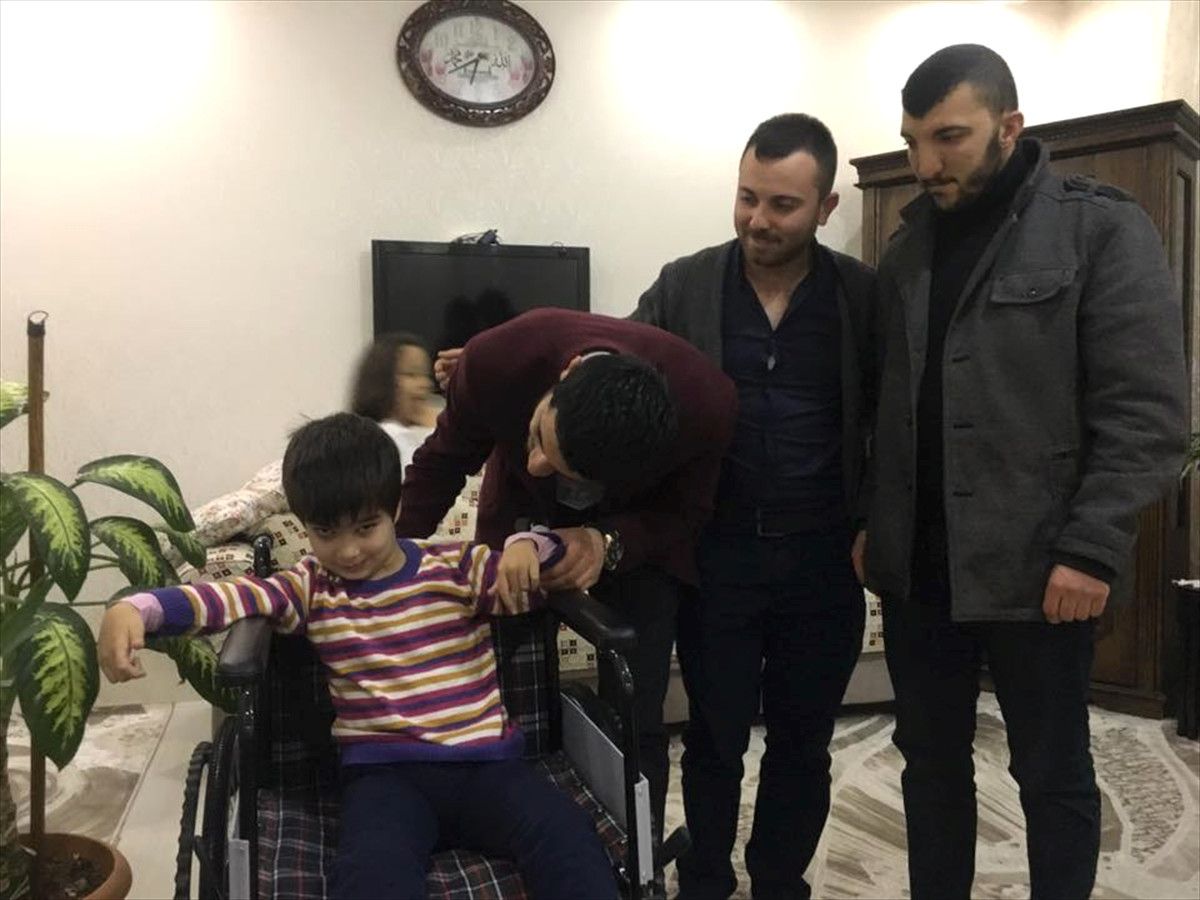Geçlerden Engelli Çocuğa Tekerlekli Sandalye