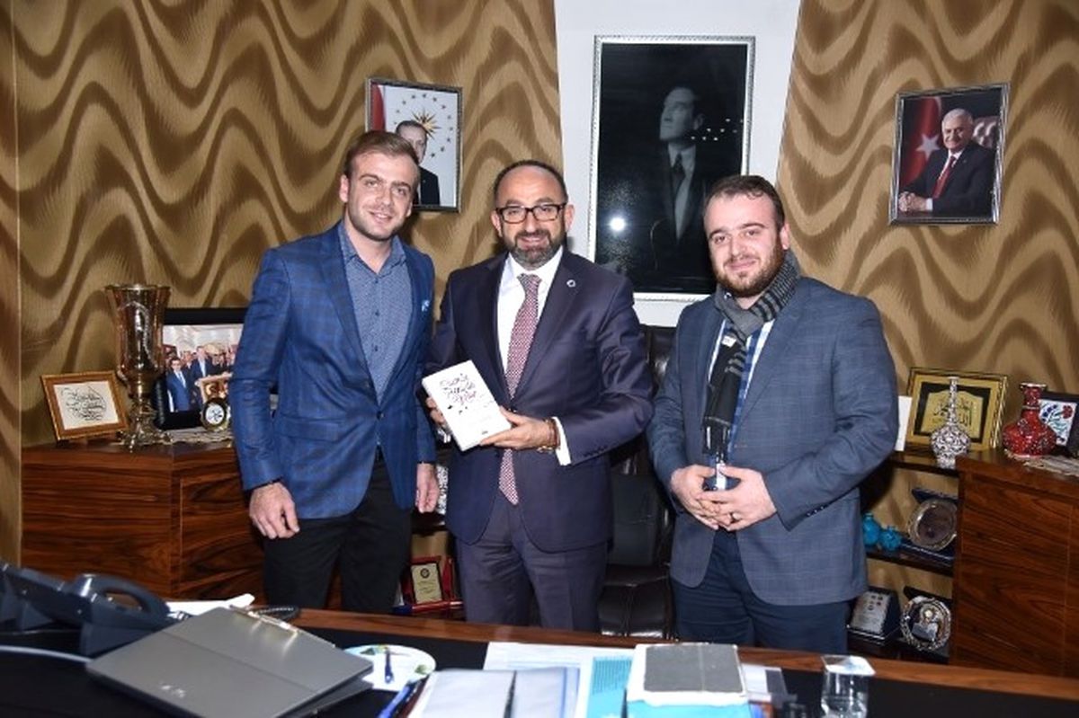 Genç Yazardan Başkan Üzülmez\'e Ziyaret