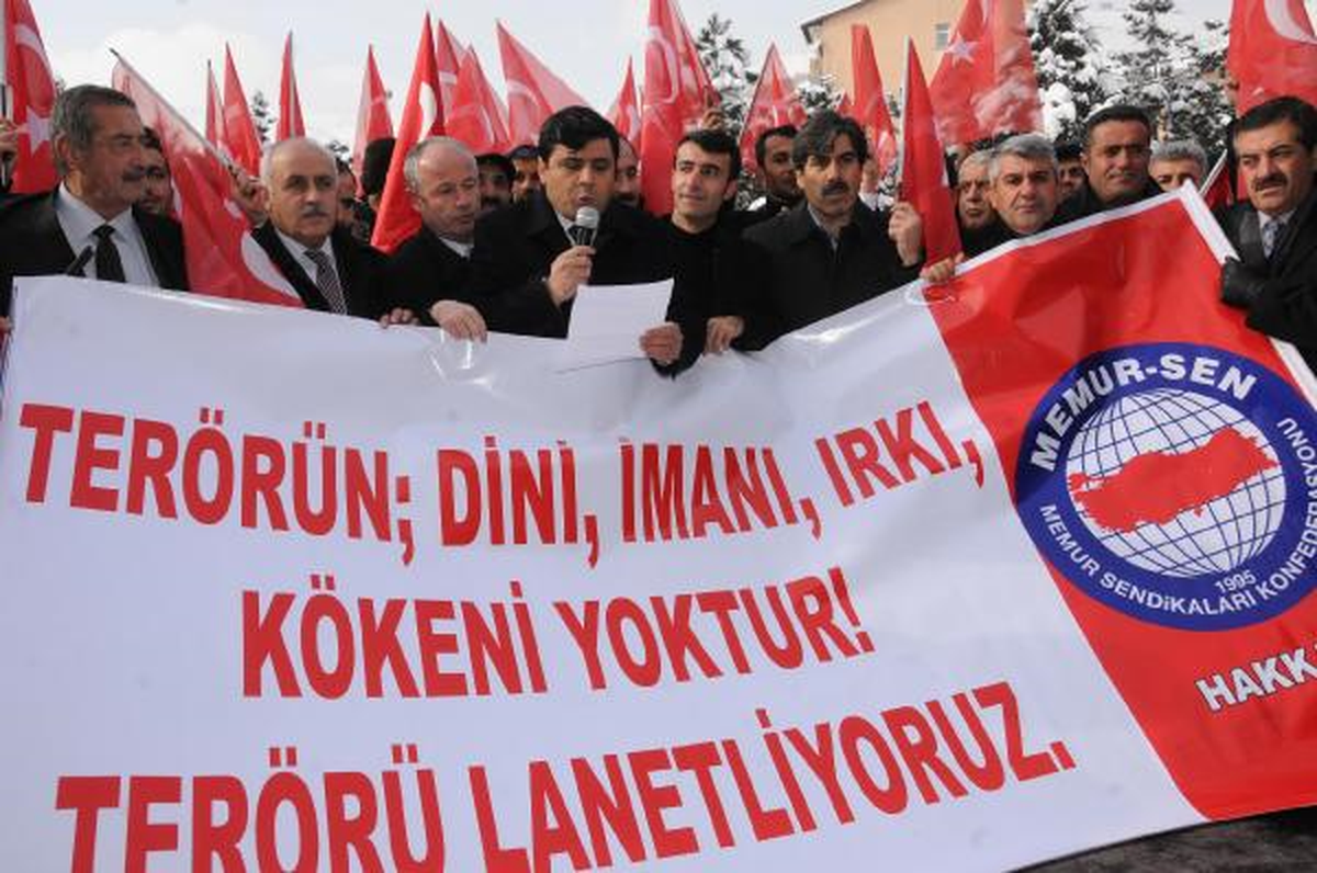 Hakkari\'de Binlerce Kişi Terörü Protesto Etti