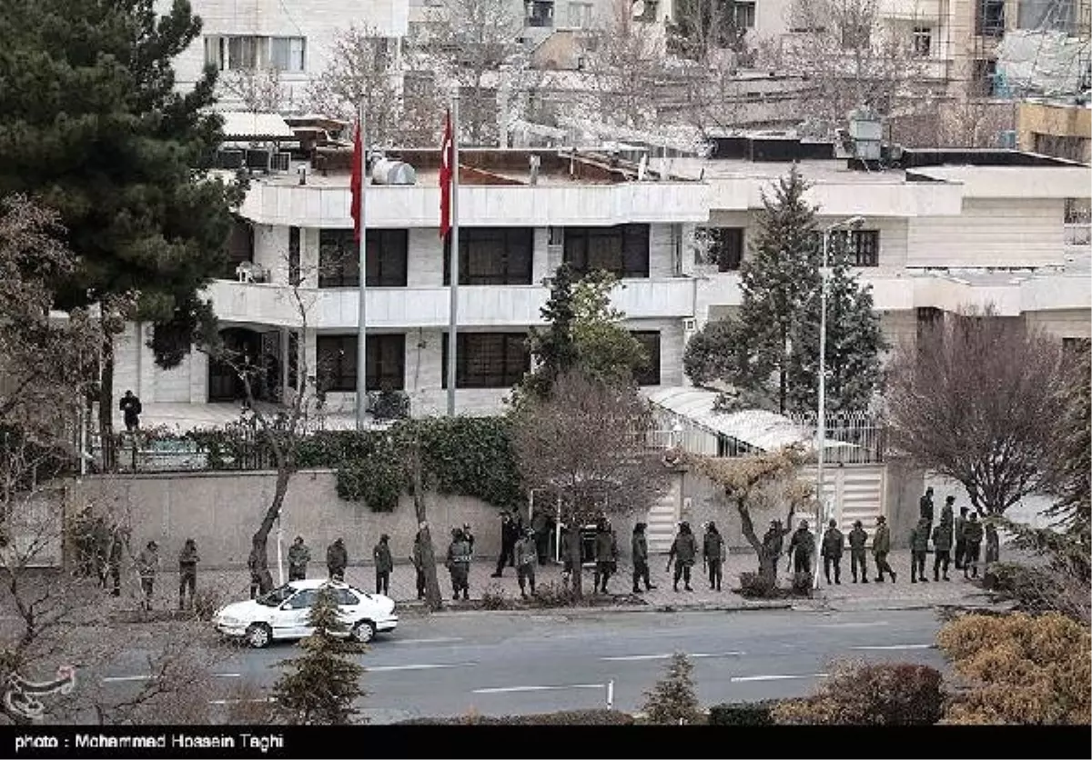 Halep\'i İran\'daki Türk Başkonsolosluğu Önünde Kutladılar