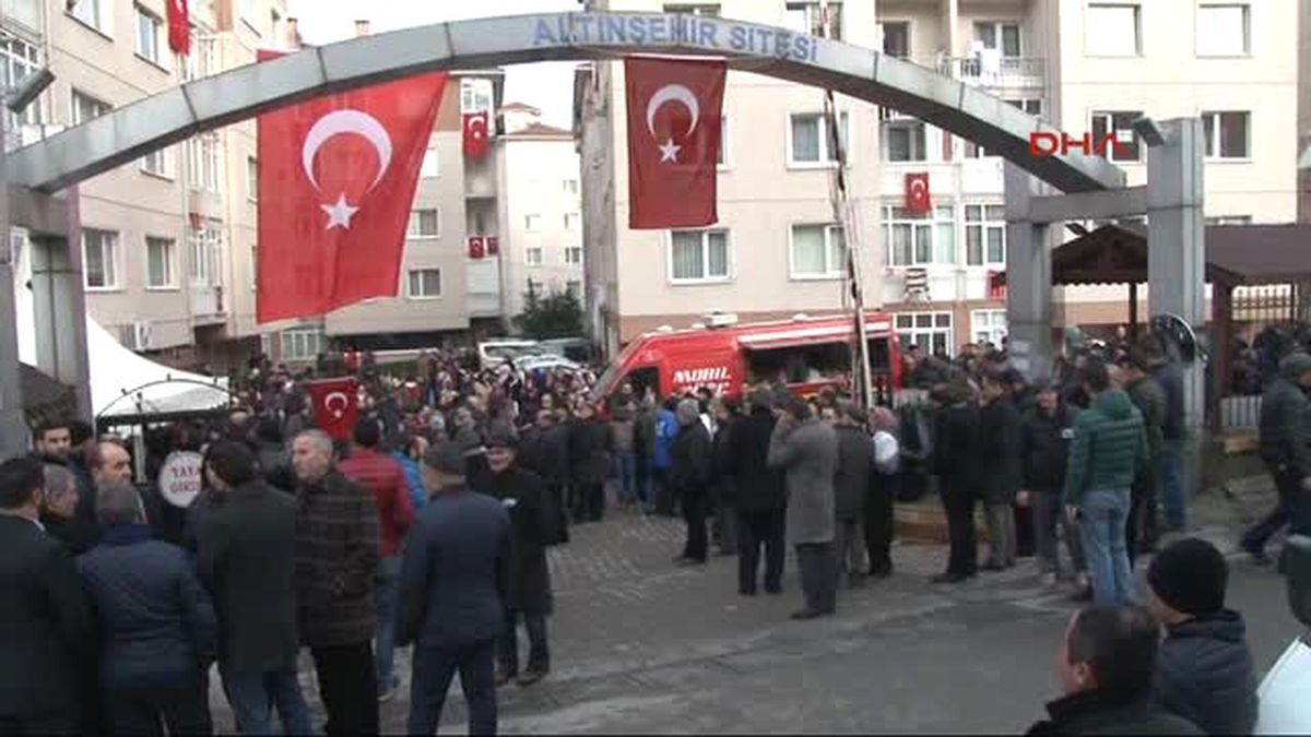 Hdp Protestocularını Ikna Etmeye Çalışırken Çatıdan Düşerek Şehit Olan Polis Helallik Için Evinde