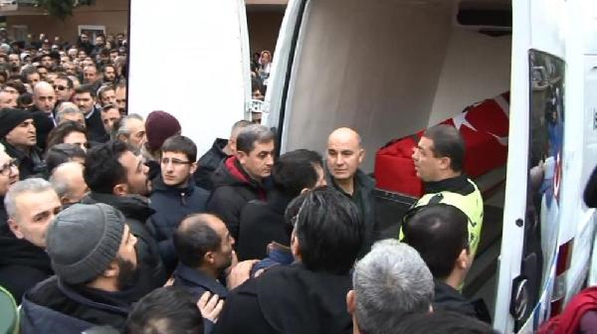 Hdp Protestocularını İknaya Çalışırken Çatıdan Düşerek Şehit Olan Polis Helallik İçin Evinde