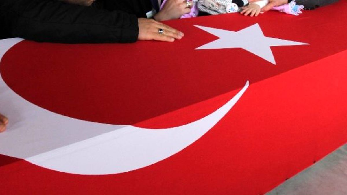 Hdp Protestocularını İknaya Çalışırken Çatıdan Düşerek Şehit Olan Polis Helallik İçin Evinde