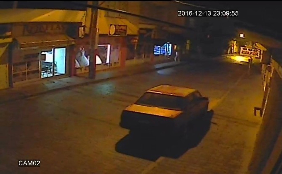 İş Yerlerinin Camlarını Böyle Kırdı