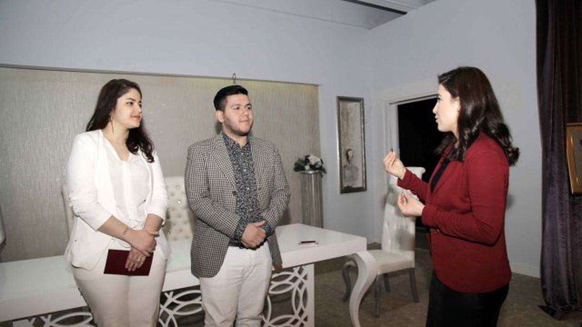 İşitme Engelli Çifte, Asmek Tercüman Oldu