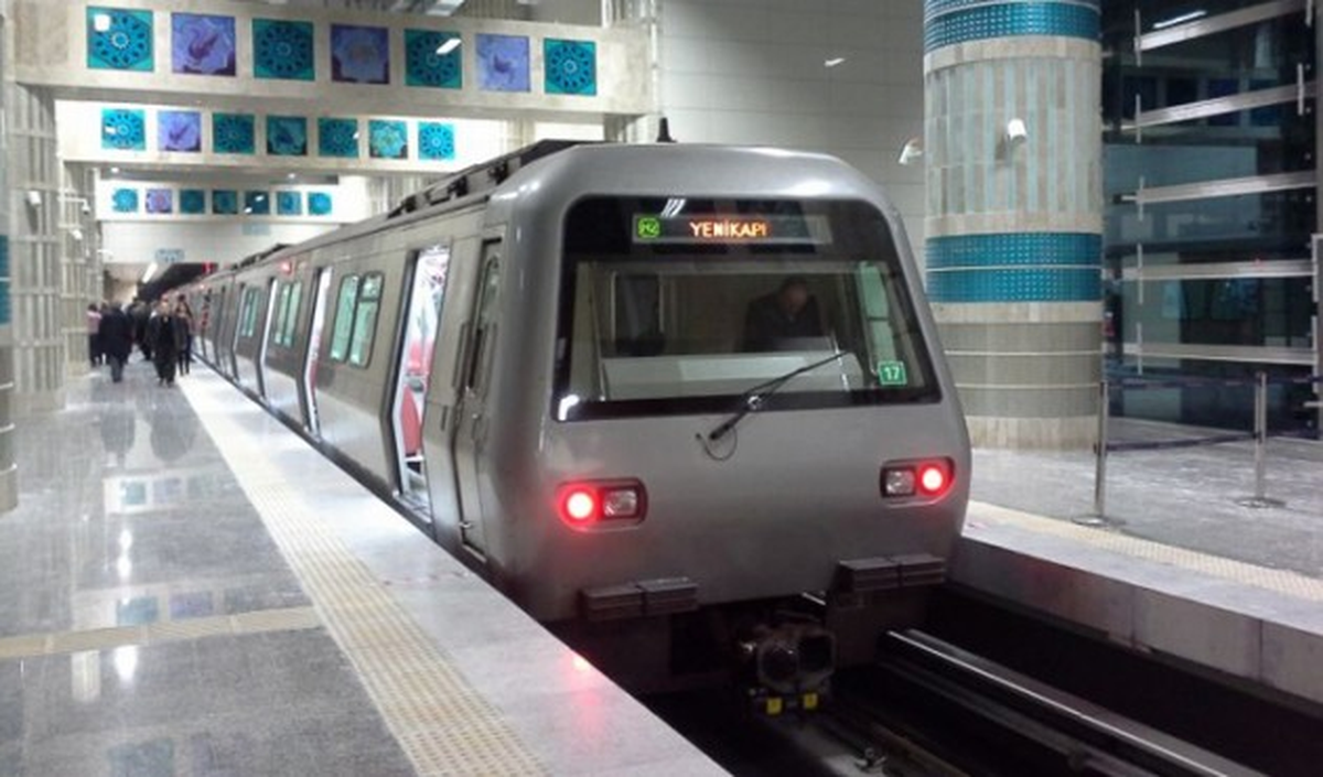 İstanbul Metrosu Durdu, Yolcular Raylara İndi