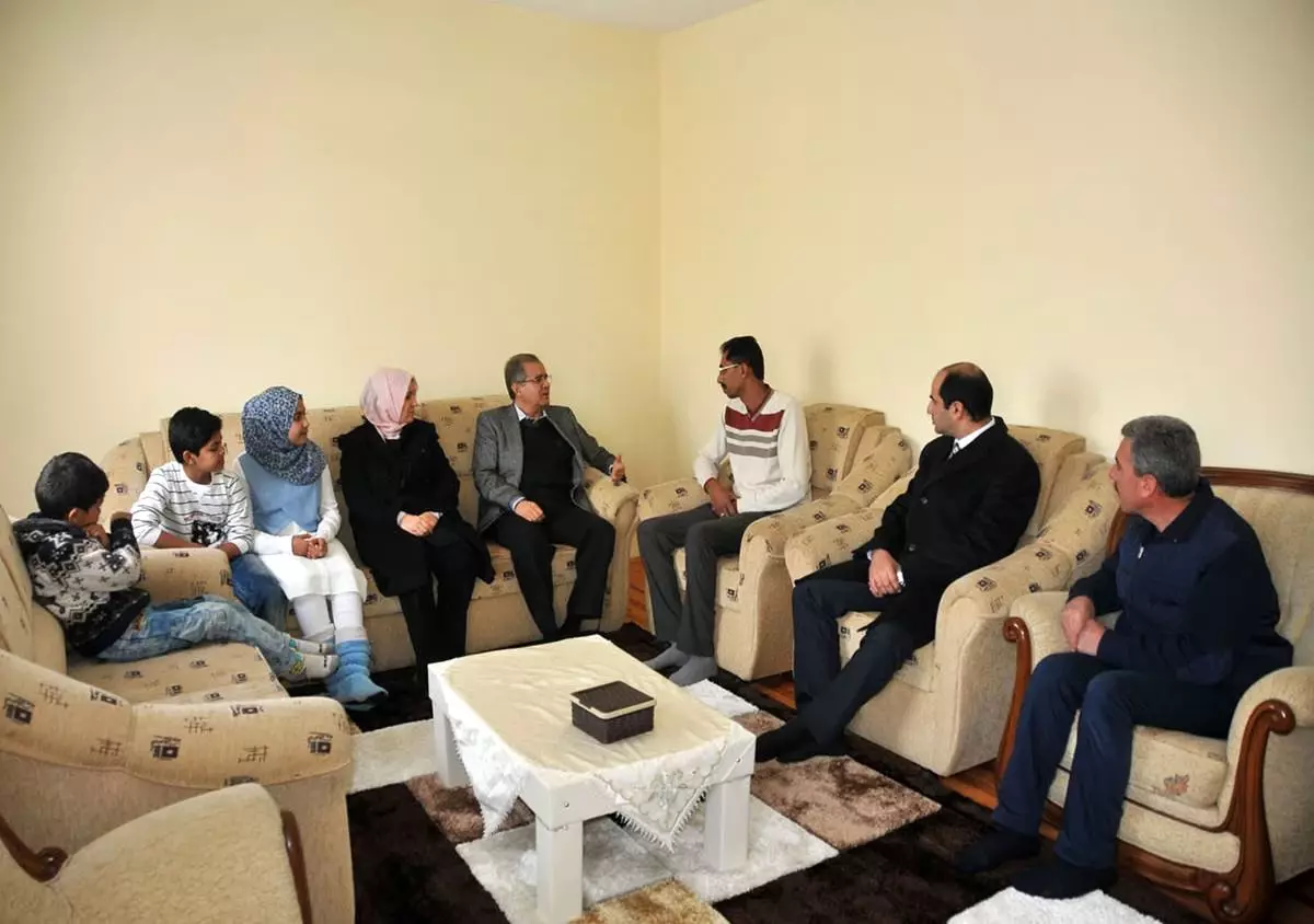 Karaman Valisi Tapsız, Sığınmacı Aileleri Ziyaret Etti