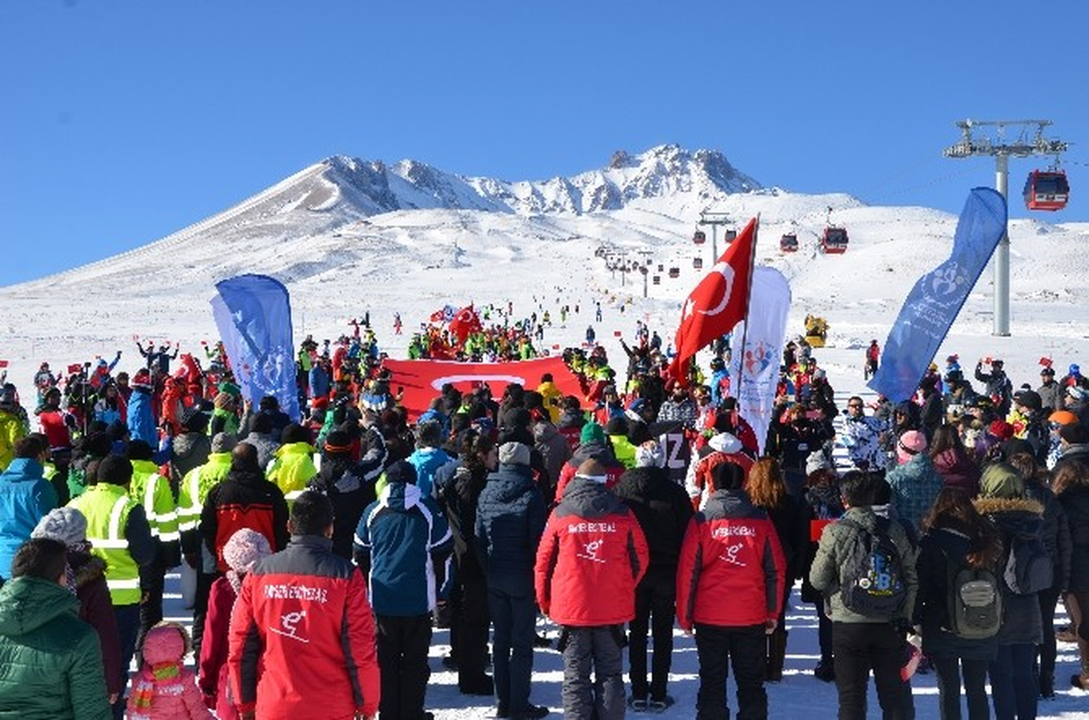 Kayakçılar Erciyes\'te Dev Türk Bayrağı Açtı