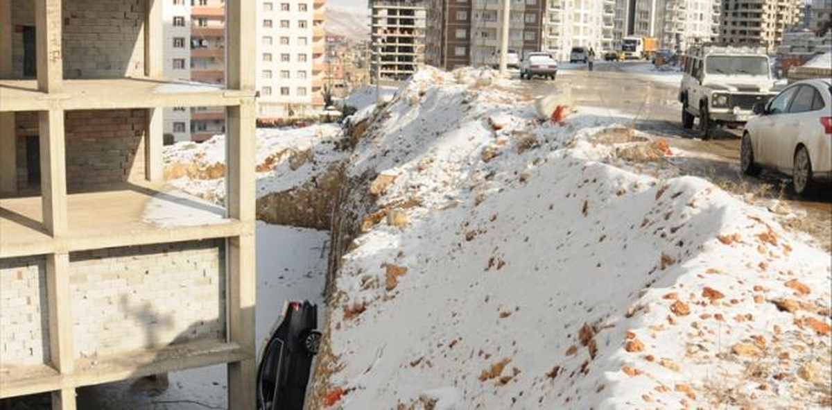 Kayan Otomobil İnşaat Temeline Düştü