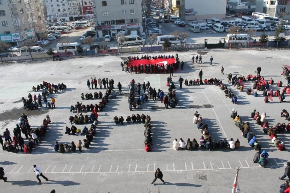 Kayseri\'de Ortaokul Öğrencileri Teröre Tepki Gösterdi