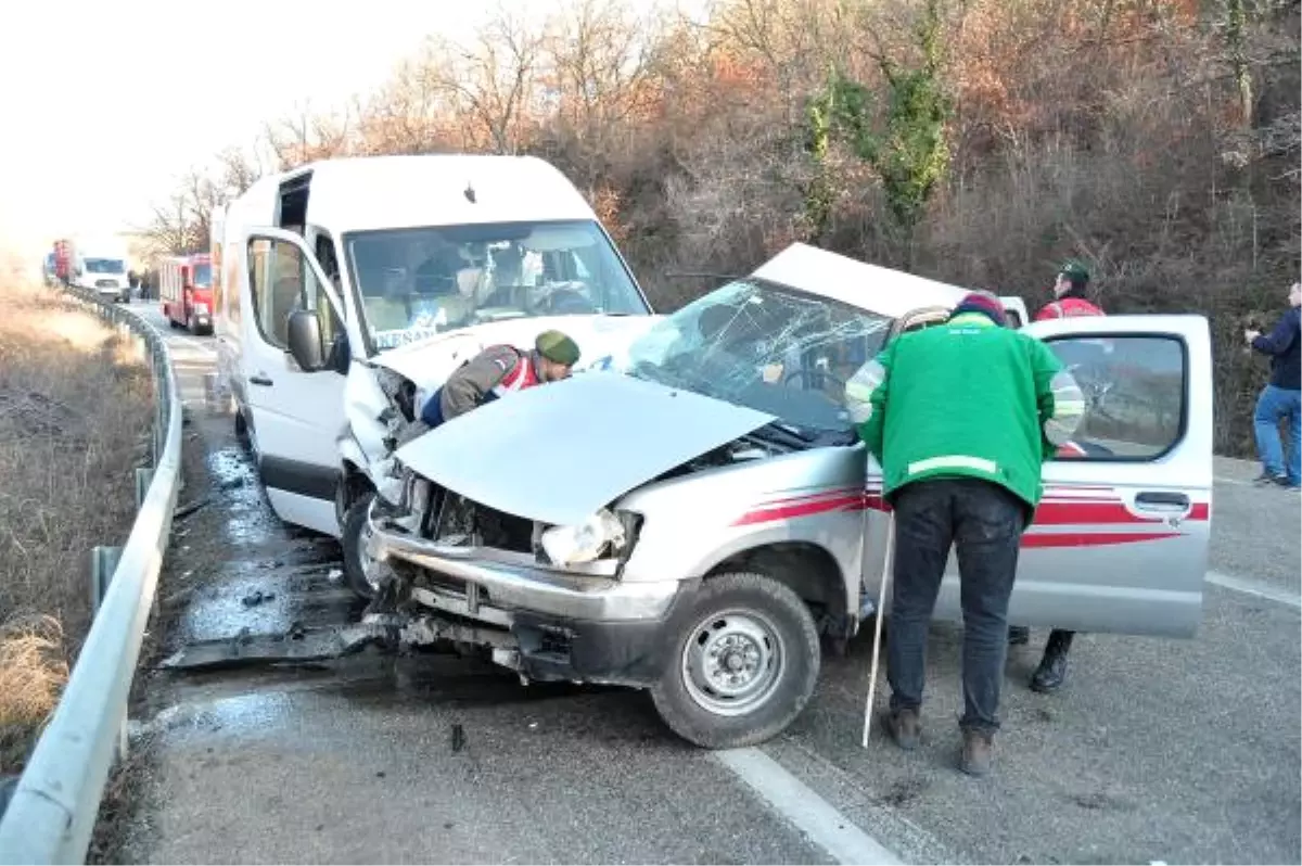 Keşan\'da Yolcu Minibüsüyle Kamyonet Çarpıştı: 8 Yaralı