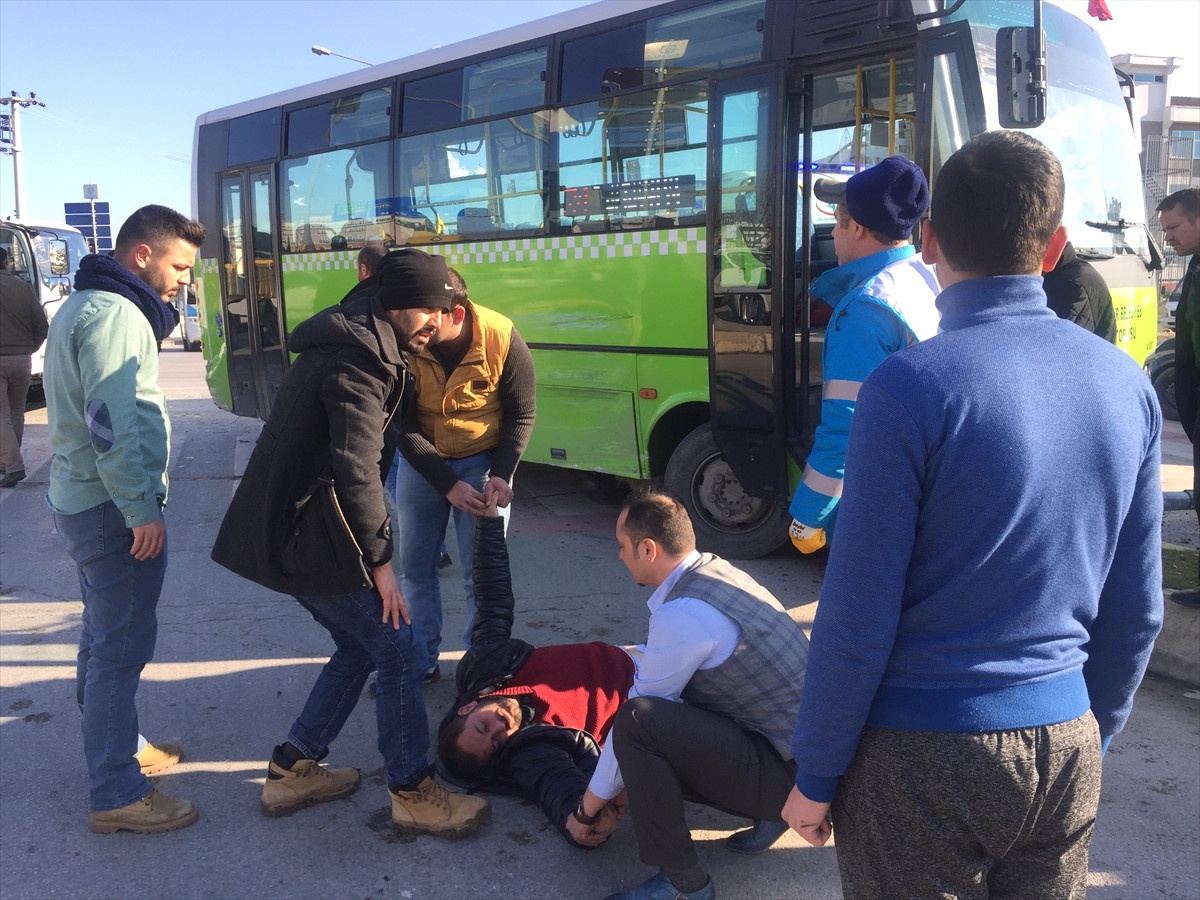Kocaeli\'de Halk Otobüsü Kamyonetle Çarpıştı: 2 Yaralı