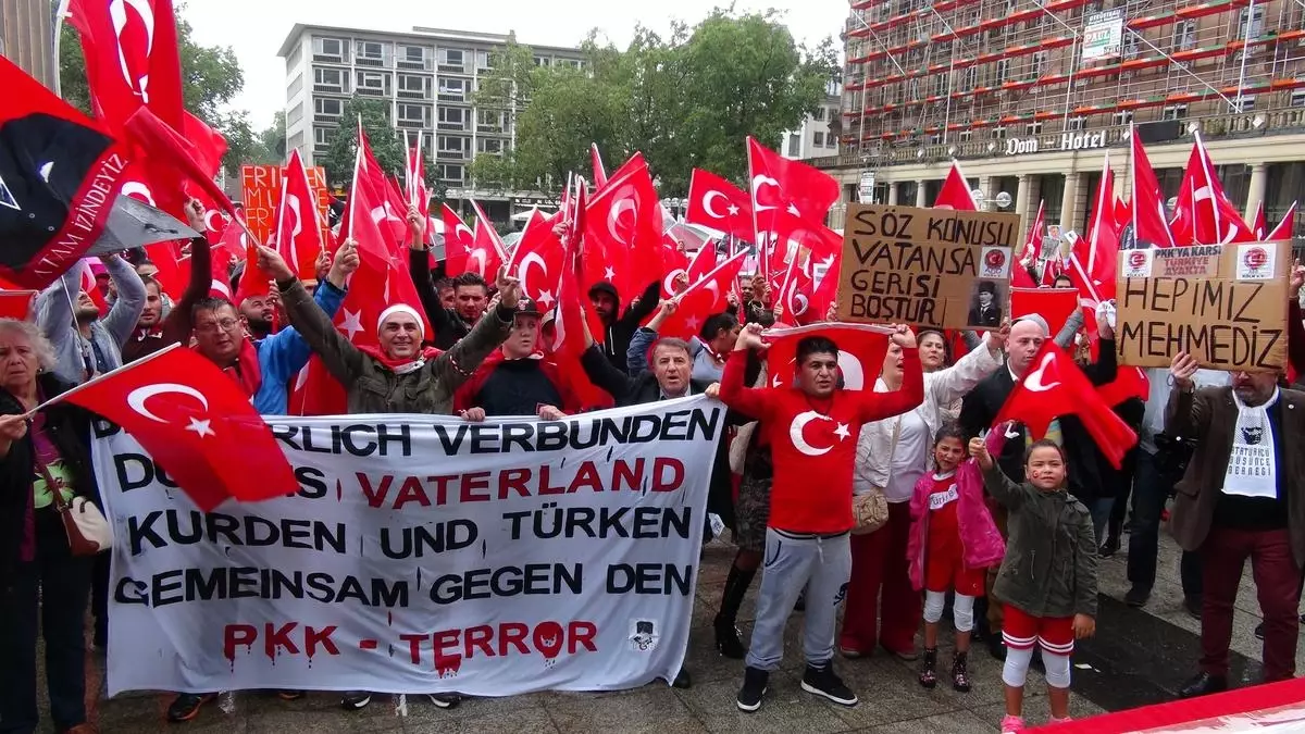 Köln\'de Tgb\'den Almanya\'ya Çağrı: PKK\'ya Terör Örgütü Muamelesi Yapın